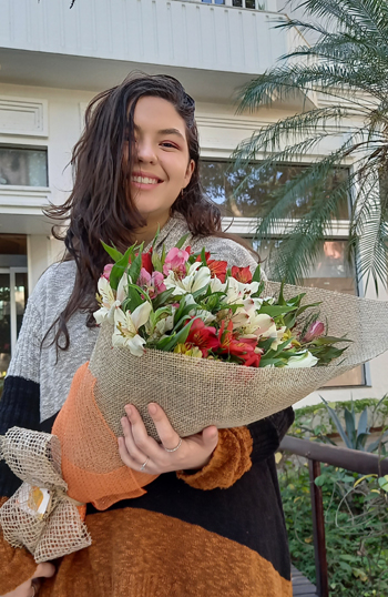 Mulher recebendo flores